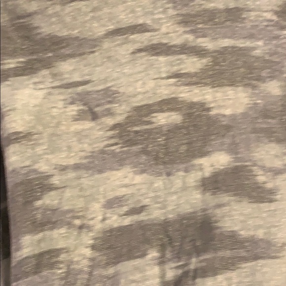 AG grey toned camo muscle tank size xs. - Picture 3 of 8
